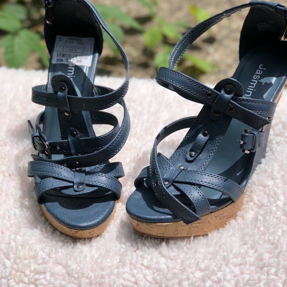 Brand new size 7 wedge heel shoe!